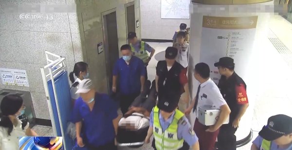 邦乾配倍 武汉一乘客在地铁车厢内晕厥 多方接力上演“生死急救”